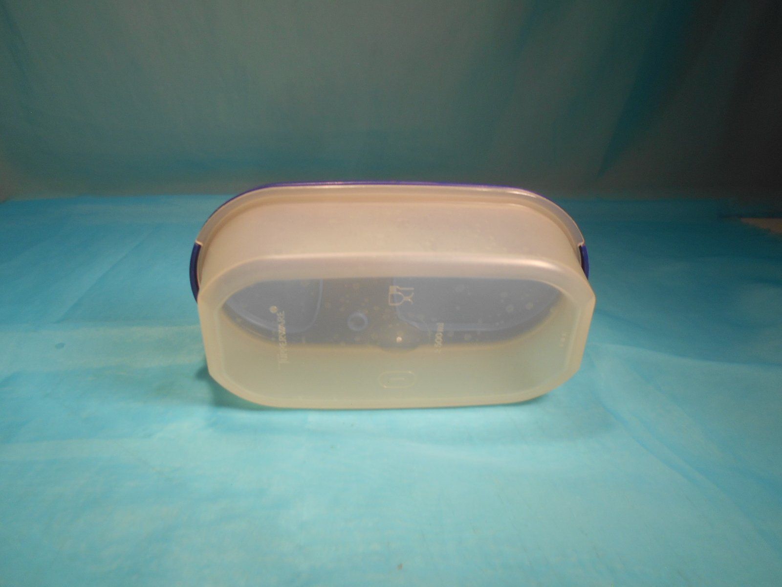 Tupperware Contenitori & Simili: Tupperware Behälter, 5dl, 2 Oeffnungen im Deckel – Usato da Bellach venduto da JingleCherry 2