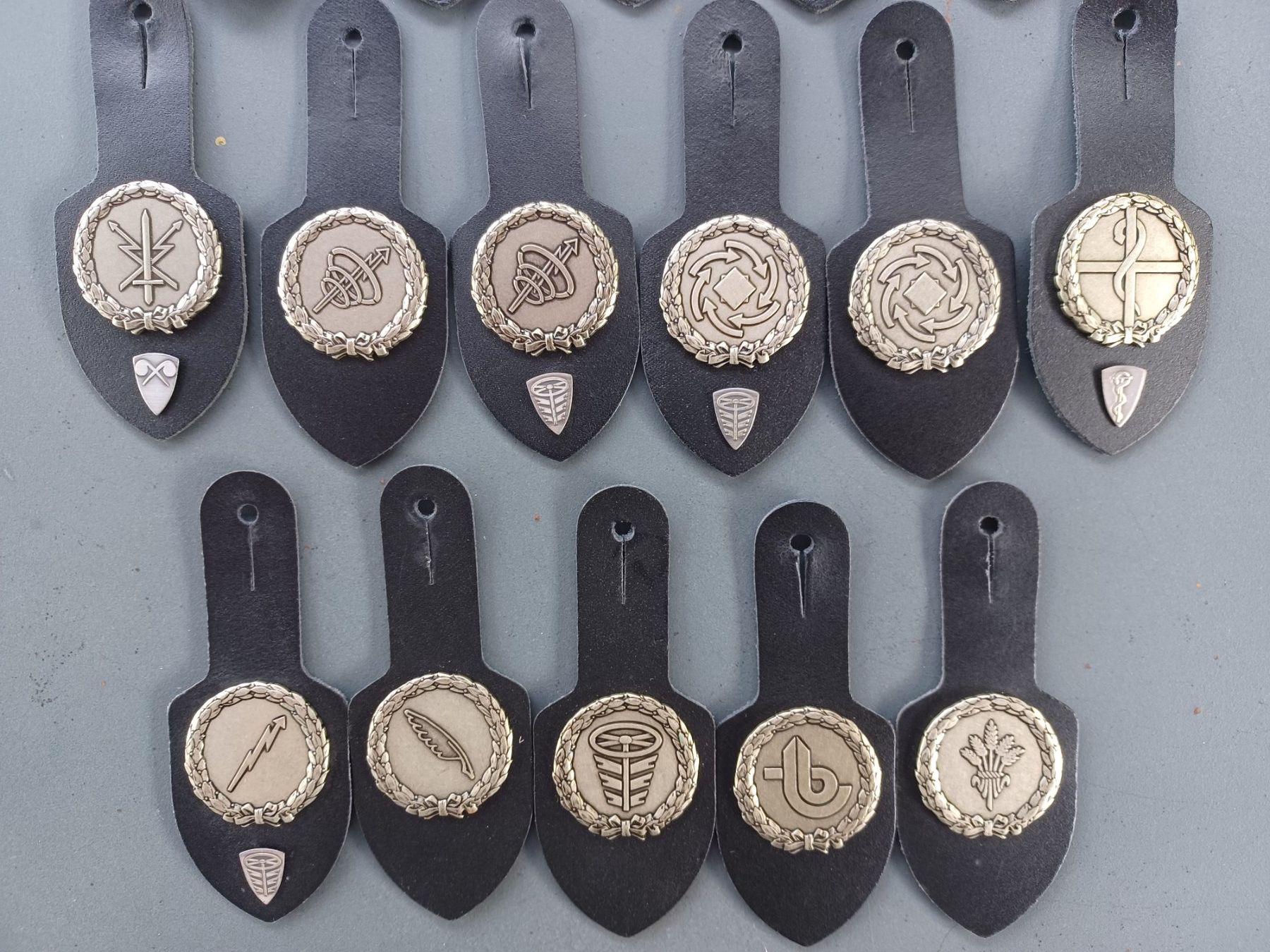 Schweizer Armee Uniformen: 16 alte Brusttaschenanhänger – Gebraucht aus Horw von Mikesch108 2