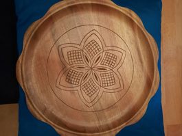 Schöner Holzteller /Tablett, mit Kerbschnitzerei, Handarbeit