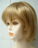 Charmante kurze blonde Perücke