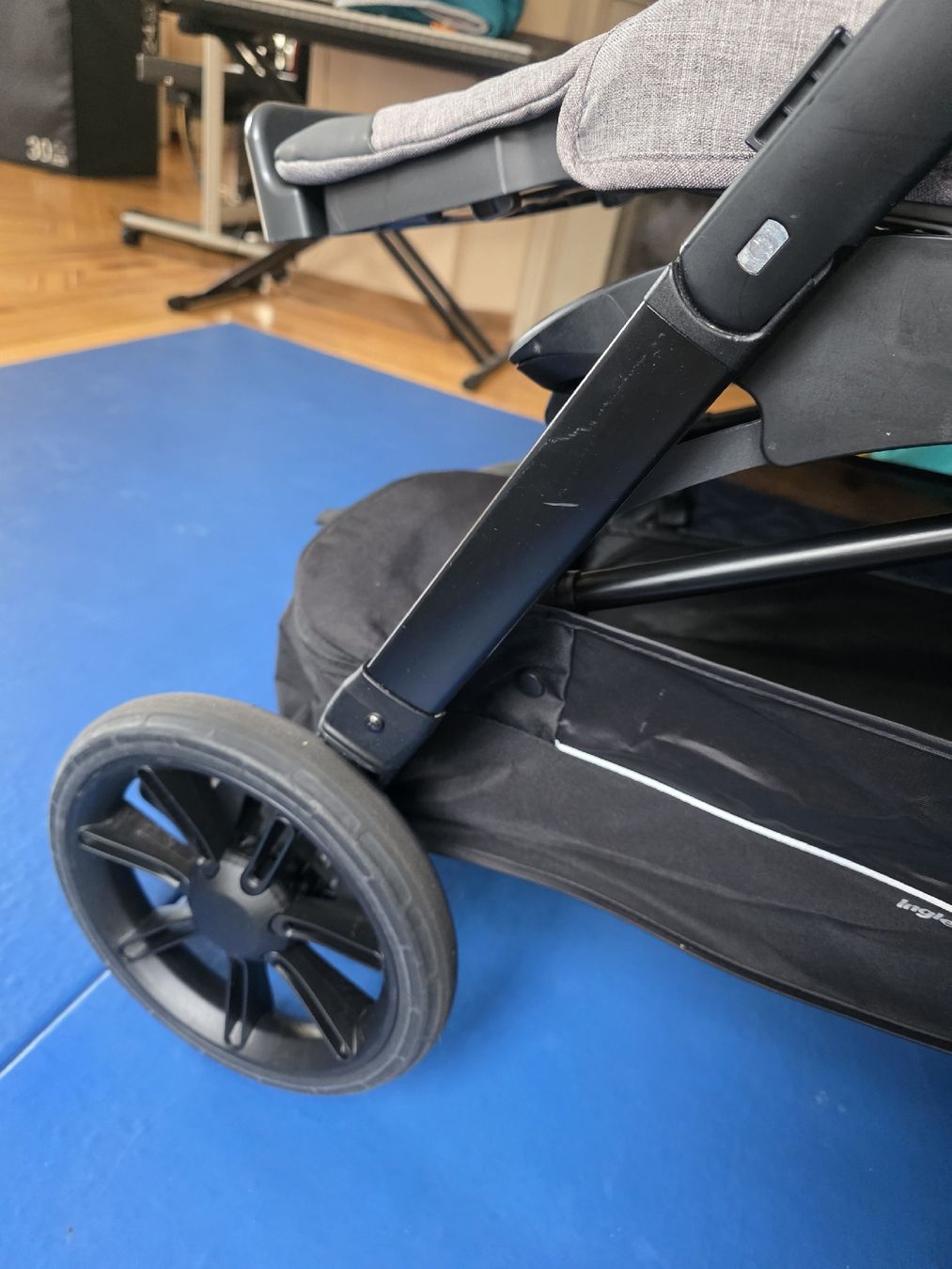 Inglesina Carrozzine: Poussette Inglesina Aptica+ Accessoires – Usato da Le Locle venduto da Maria.222 5