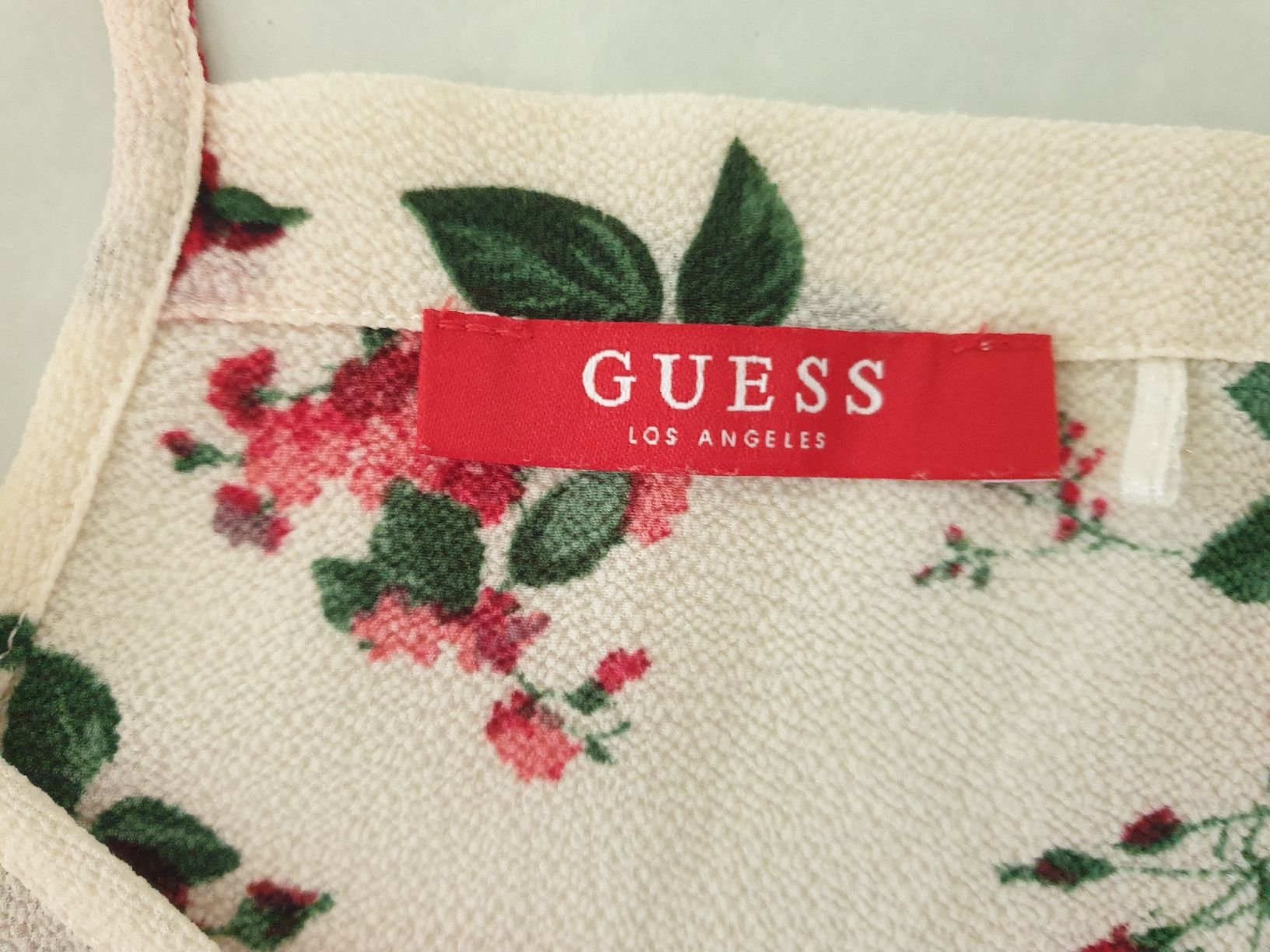 Guess T-shirt: Guess top L, neuf, jamais porté,  polyester 97% – Nuovo (secondo la descrizione) da Neuchâtel venduto da Verenas12 4