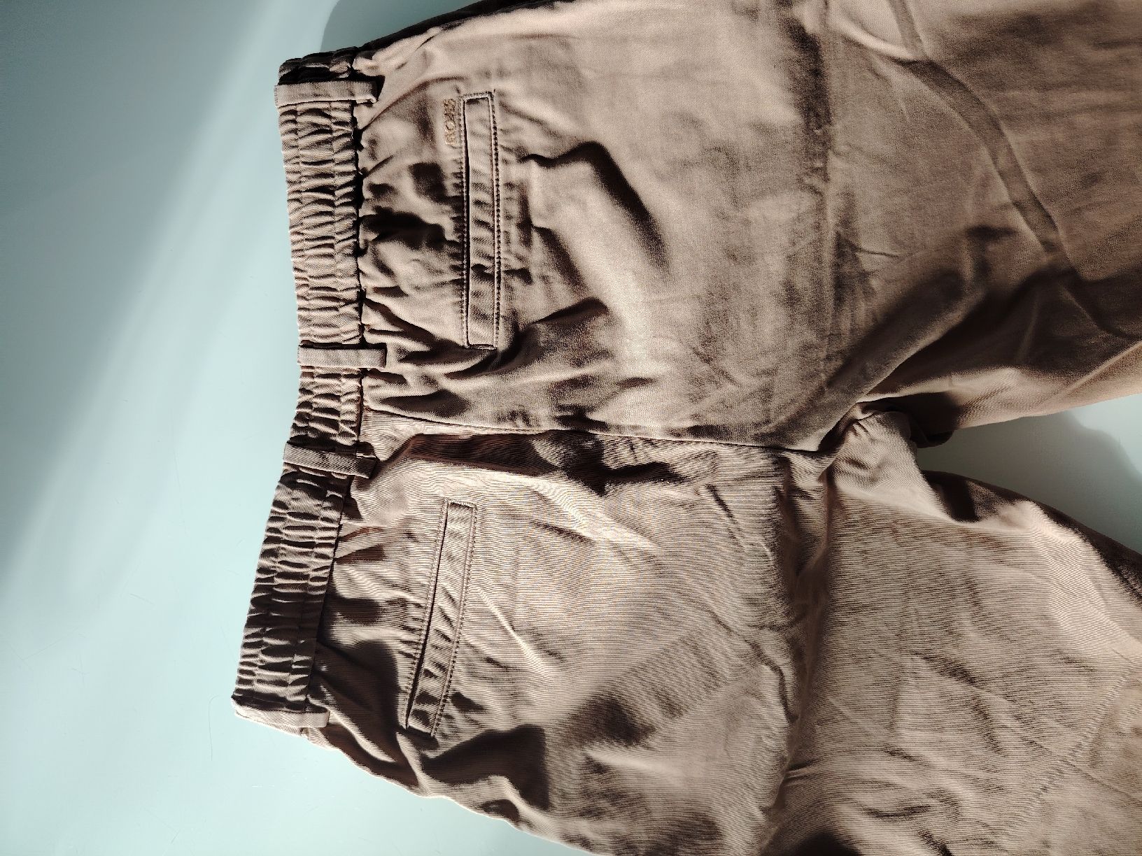 Hugo Boss Pantaloni: Pantalon Hugo Boss, taille 46 – Usato da Penthalaz venduto da Fever1 1