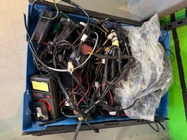 Kiste mit Kabelbäumen, Elektronik & Steckern – Für Bastler