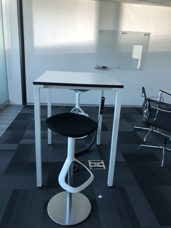 steelcase Kalidro Stehtisch mit 2 Stehockern | Kaufen auf Ricardo