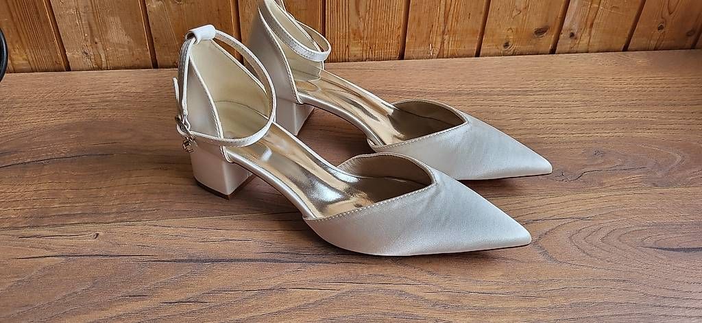 Chaussures femmes: Brautschuhe Gr. 36 Ivory – D'occasion à goldingen par Arniej