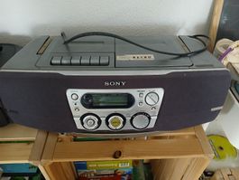 sehr alter Radio CD läuft Radioantenne gebrochen
