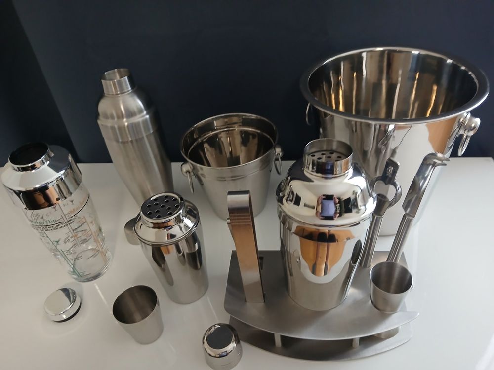 Bar Mix Set. 2x Kühler, 4x Shaker, 3x Bücher, 9 Short Gläser (Neu und ...