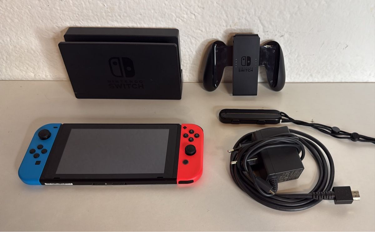 Nintendo Konsolen: Nintendo Switch Console with Accessories 🎮 – Gebraucht aus Ehrendingen von bubulence