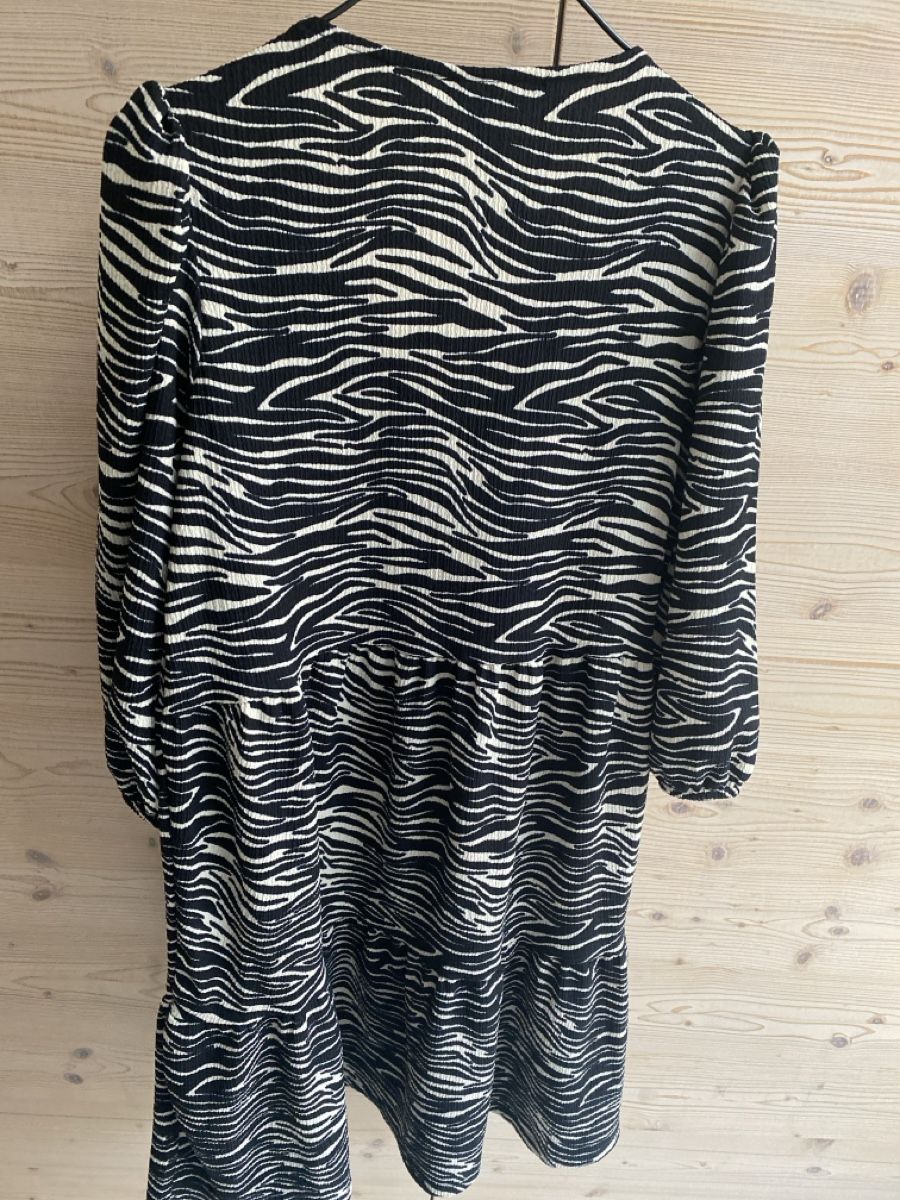 Primark Vestiti: Kleid mit schönem schwarz-weiss Muster – Usato da Basel venduto da riesther 2