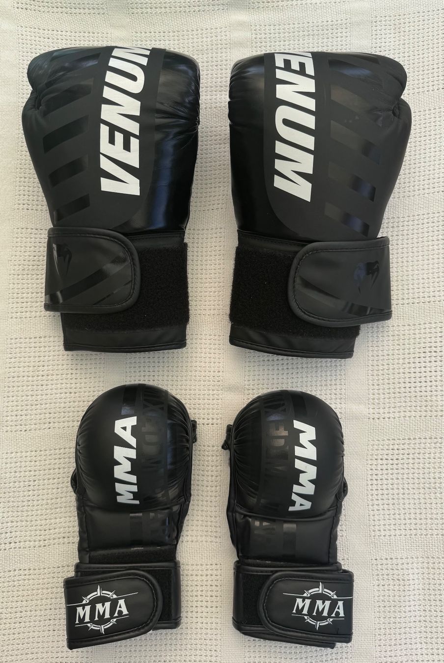 Guanti: Kickbox Handschuhe und Kopfschutz Kinder – Usato da Obfelden venduto da Kris09 1