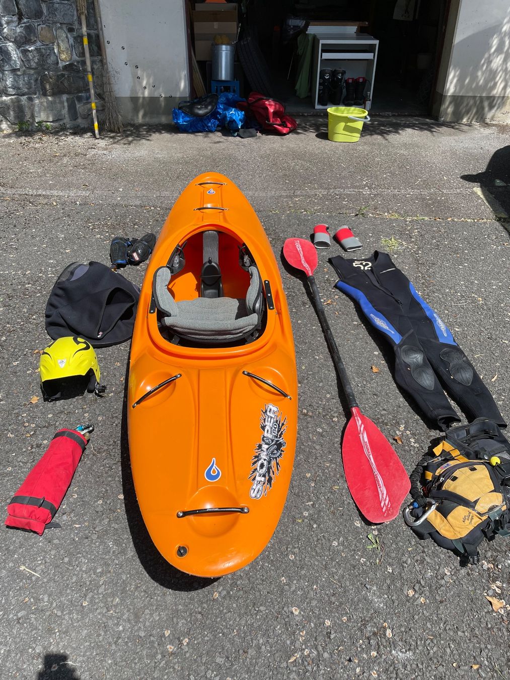 Boote: Wildwasserkajak Liquidlogic Stomper mit Ausrüstung – Gebraucht aus Gunten von Sssuperbock