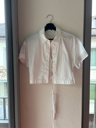 Kurzes weißes Hemd von ZARA mit offenem Rücken und Flechtmus