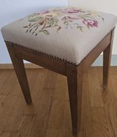 Antiker Schemeli / Fussschemel mit Blumenmuster-Bezug