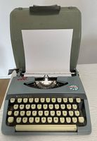Alte Brother Schreibmaschine mit Koffer