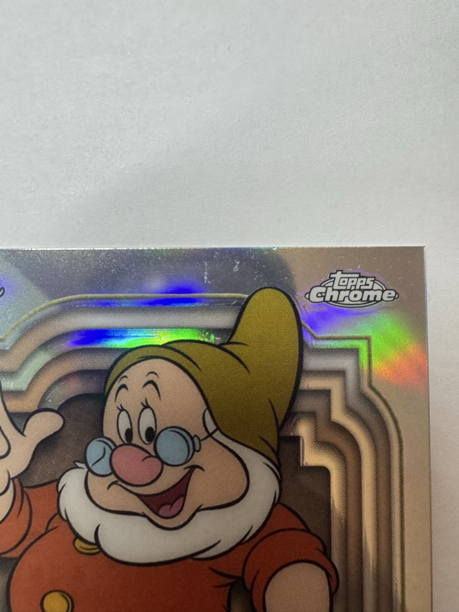 Topps Carte collezionabili: 2024 Topps Chrome Disney Doc Refractor  – Usato da Stetten AG venduto da Dekis-Tradingcards 1