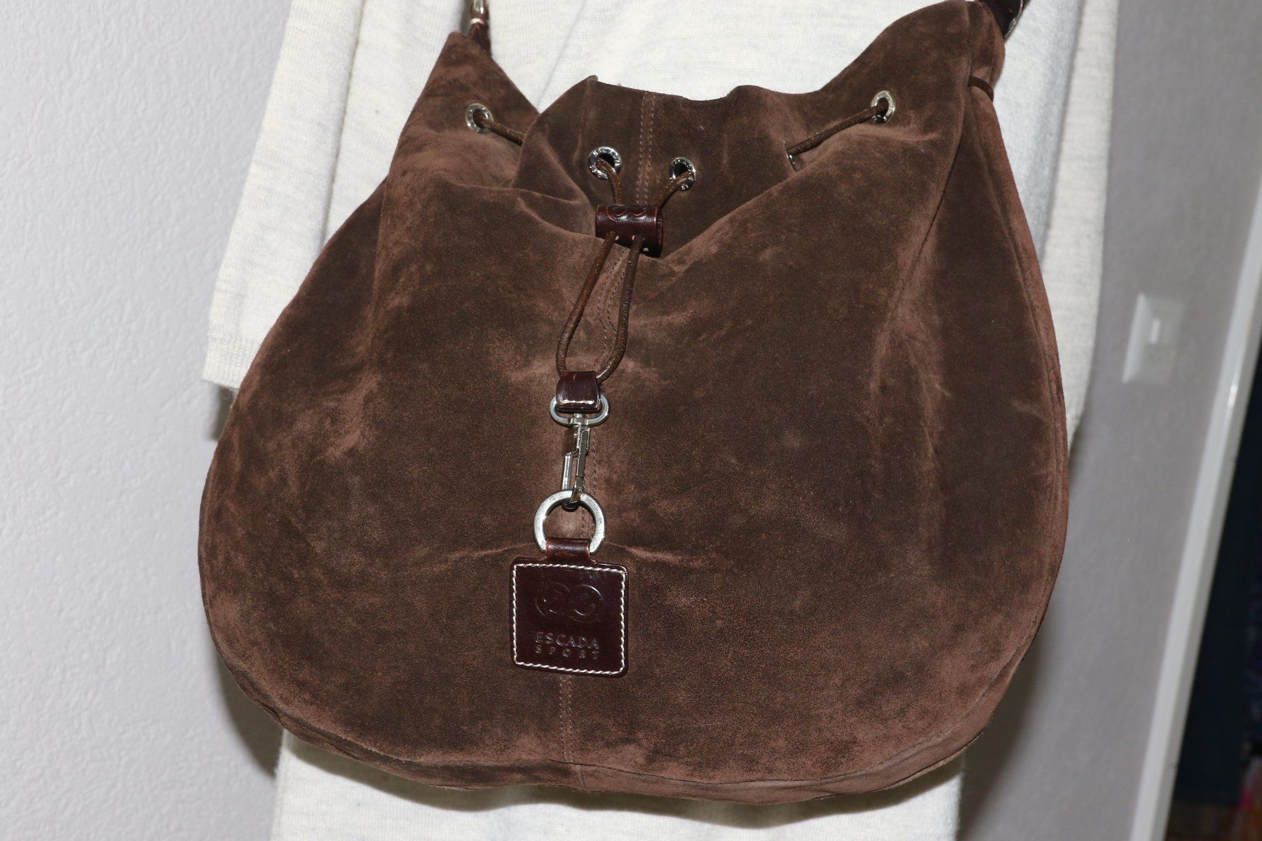 Escada Sacs femmes: ESCADA wunderschöne echt Wildledertasche – D'occasion à Oberwil-Lieli par Svetlana28 3