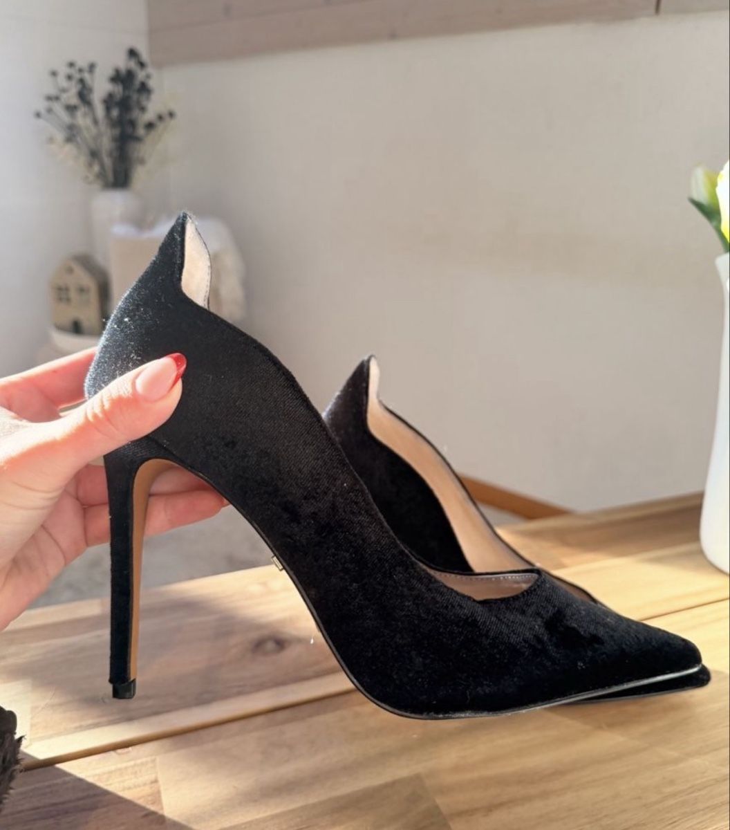 Chaussures femmes: Pumps schwarz Samt Grösse 39 neuwertig – Neuf (Voir description) à Sempach par ljnaelena 2