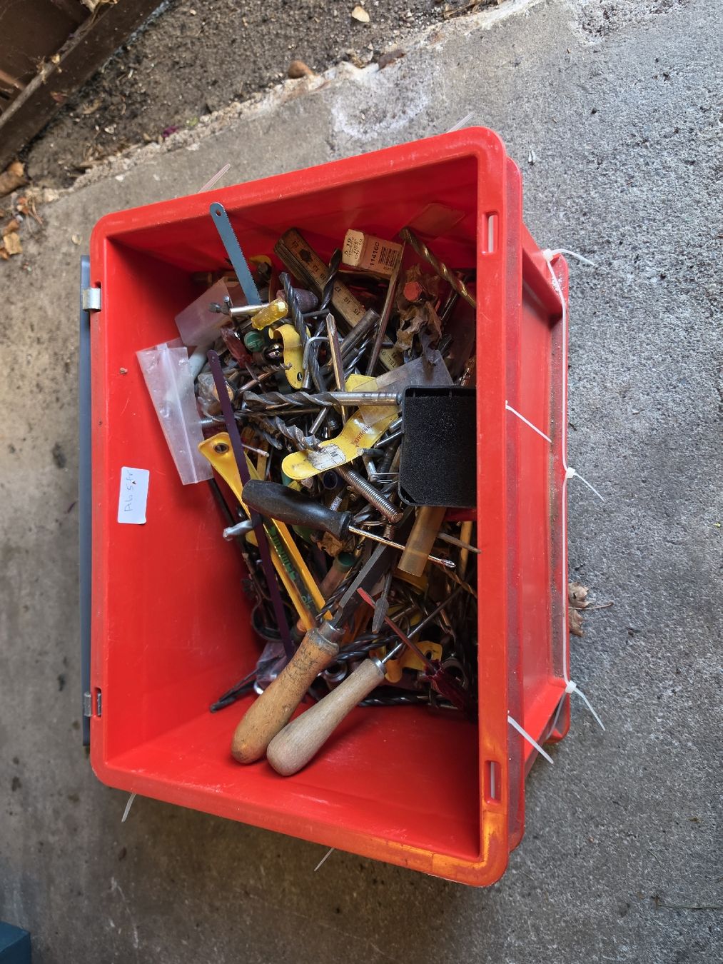 Alle Werkzeuge: Werkzeugkiste, diverse Bohrern – Gebraucht aus Zürich von Onebox 3