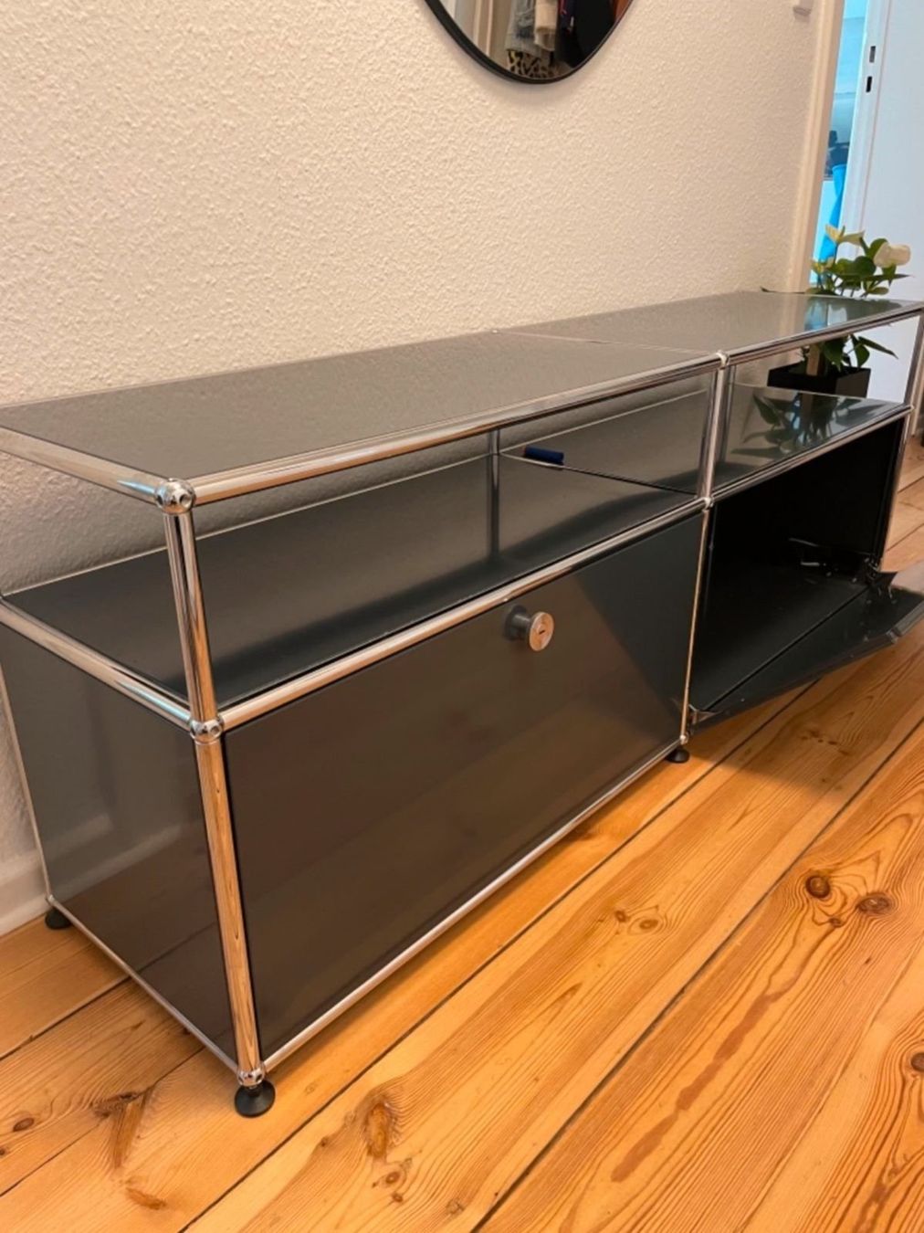 USM Mobili TV: USM TV Möbel mit 2 Klappen in Anthrazitgrau – Usato da Zürich venduto da LUXUS2020 1