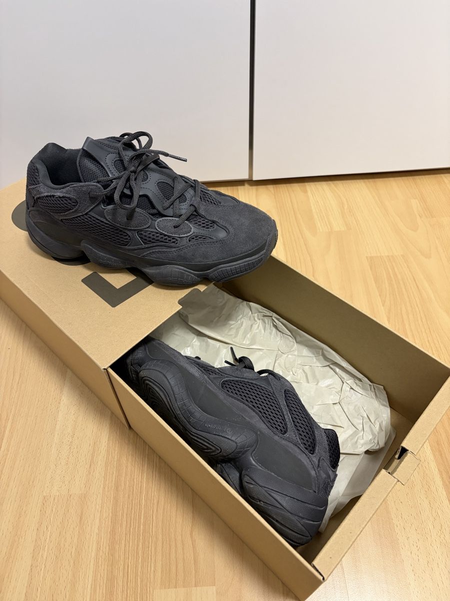 Adidas Scarpe da uomo: Yeezy 500 Utility Black, Size 44 – Nuovo (secondo la descrizione) da Weinfelden venduto da DTotheZ 6