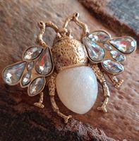 Hübsche goldfarbene Biene Brosche mit Strass