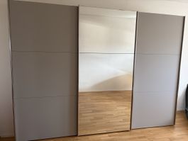 Kleiderschrank mit 3 Schiebetüren