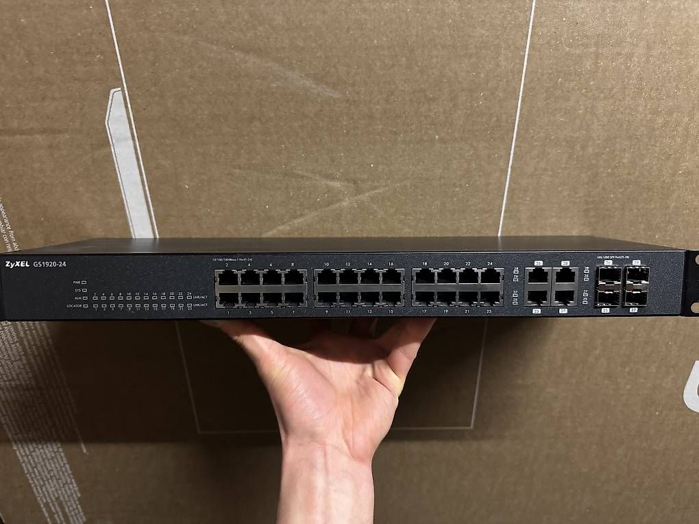 Hub & Switch: Switch Zyxel 24 ports – Usato da Monthey venduto da and_c5w8