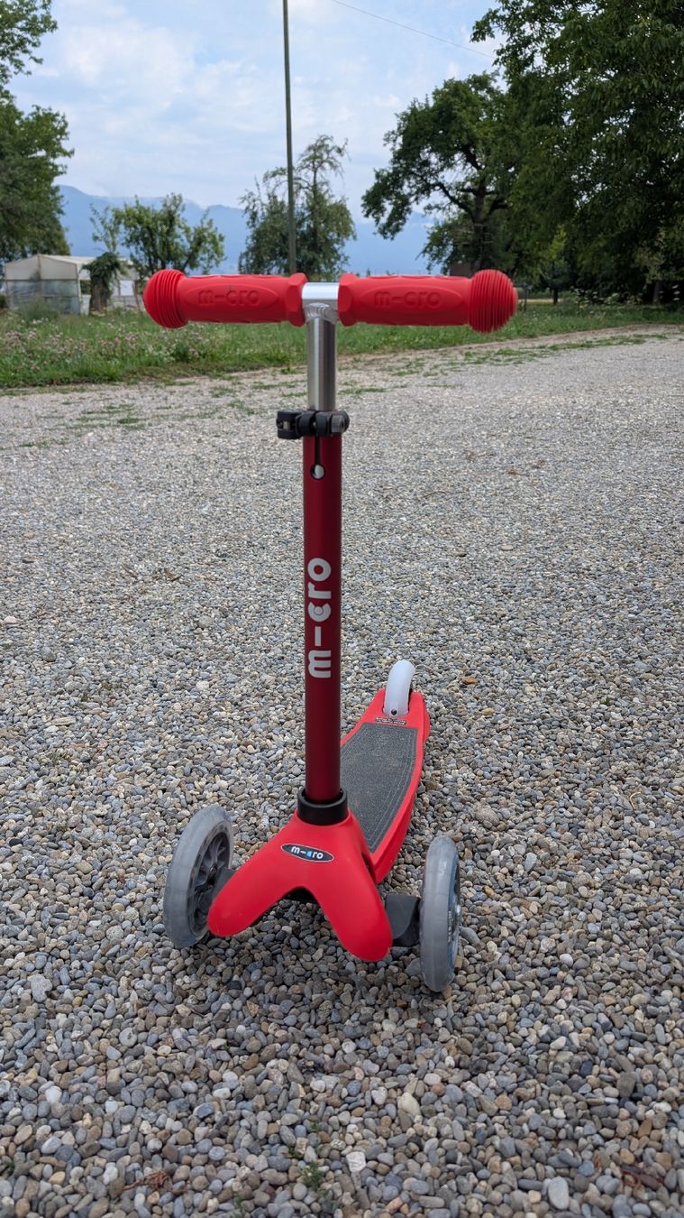 Micro Kickboard: Micro Kickboard Roller rot Kinder guter Zustand – Neuf (Voir description) à Büren an der Aare par des_lry7 1