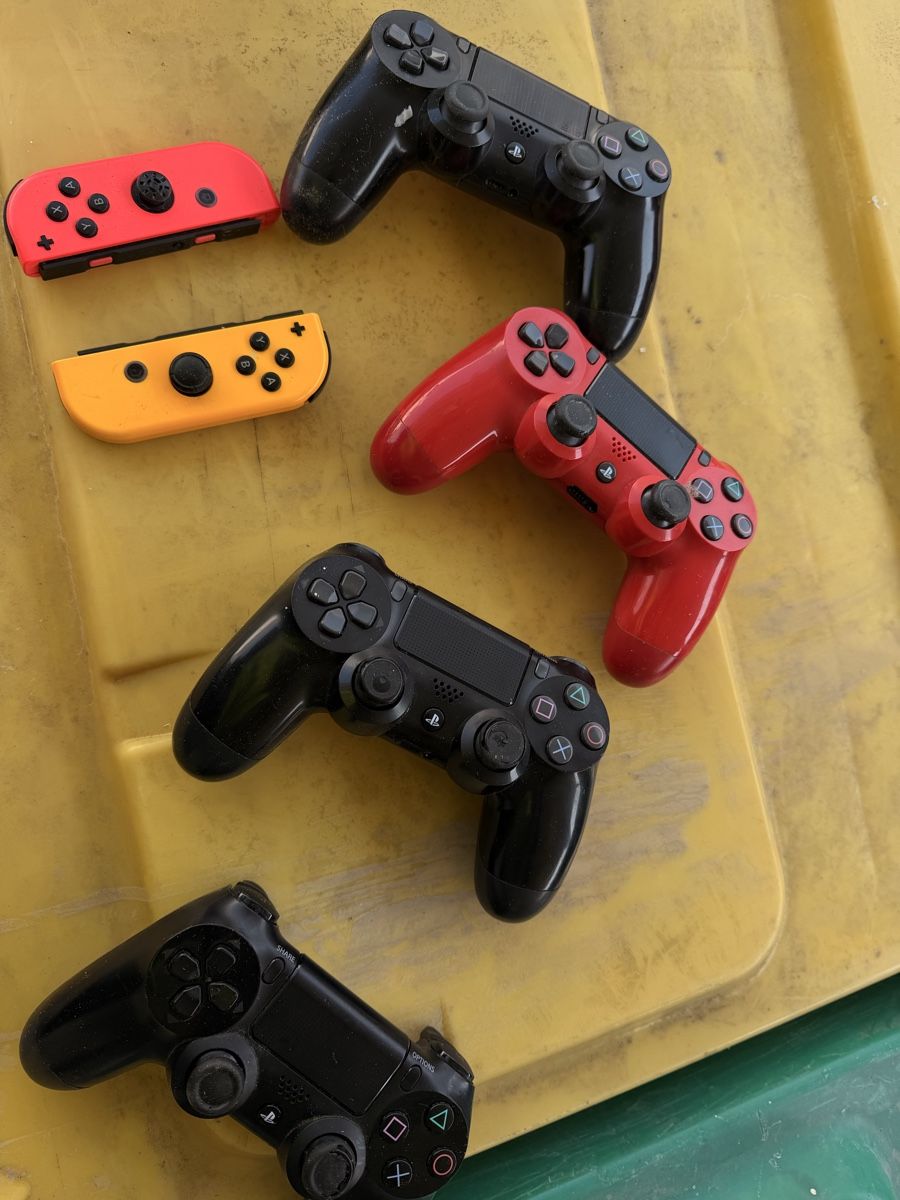Sony Konsolen: Manettes PS4 et Joy-Cons Nintendo Switch occasion – Defekt aus Onex von mou_x2gr