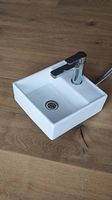 kleines Aufsatz-Waschbecken mit Mischbatterie