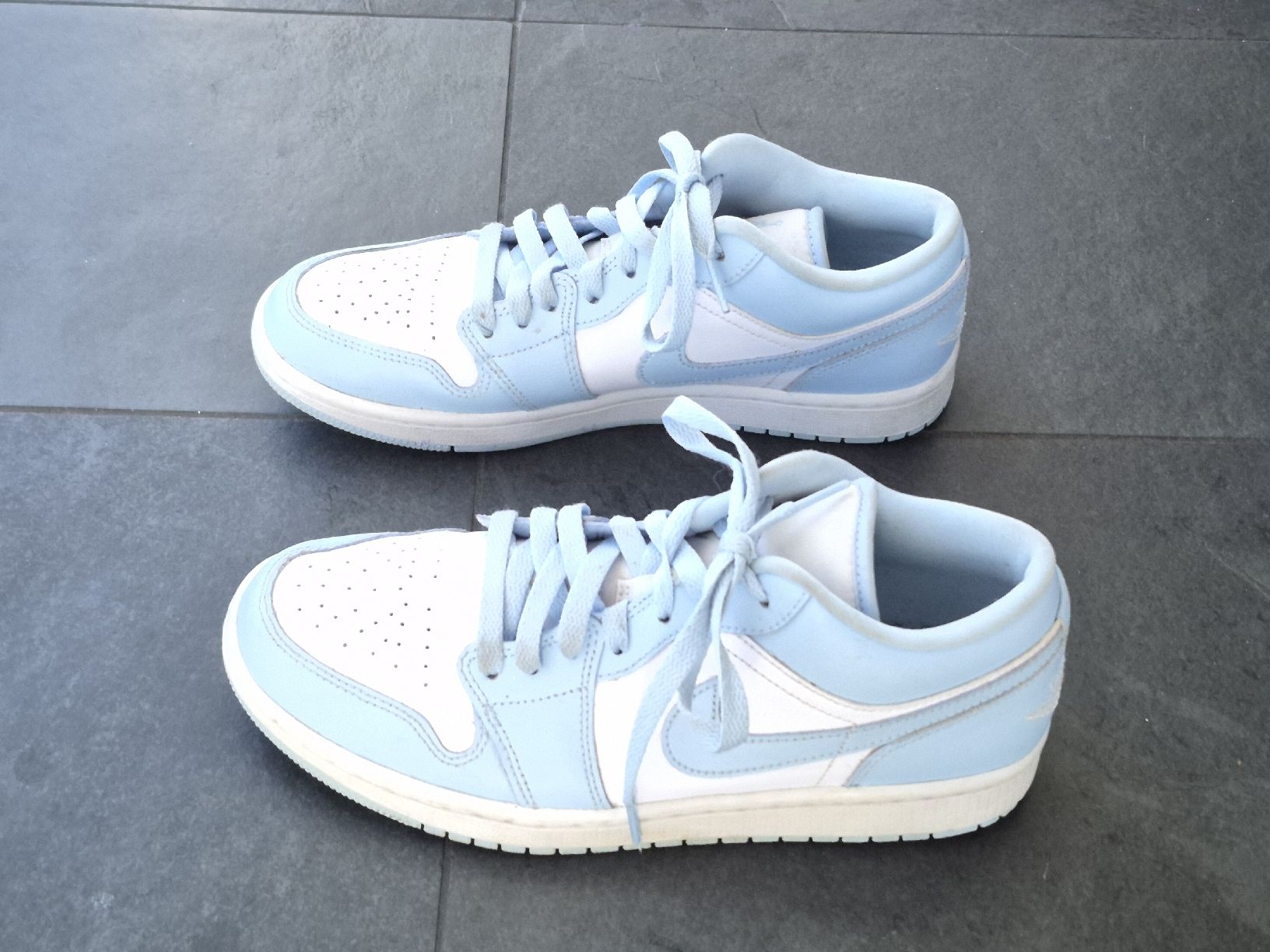 Nike Scarpe da donna: Nike Air Jordan hellblau/weiss  DC0774-141 – Usato da Arbon venduto da ruebekarl