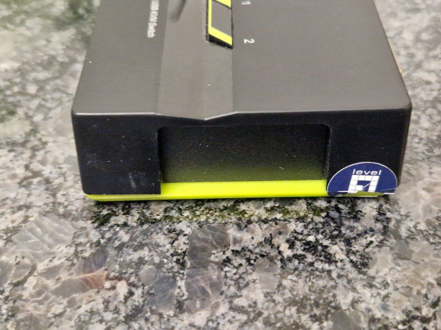 Hub & Switch: LevelOne KVM-0222 2-Port USB KVM Switch – Usato da Au ZH venduto da myamisumi 2