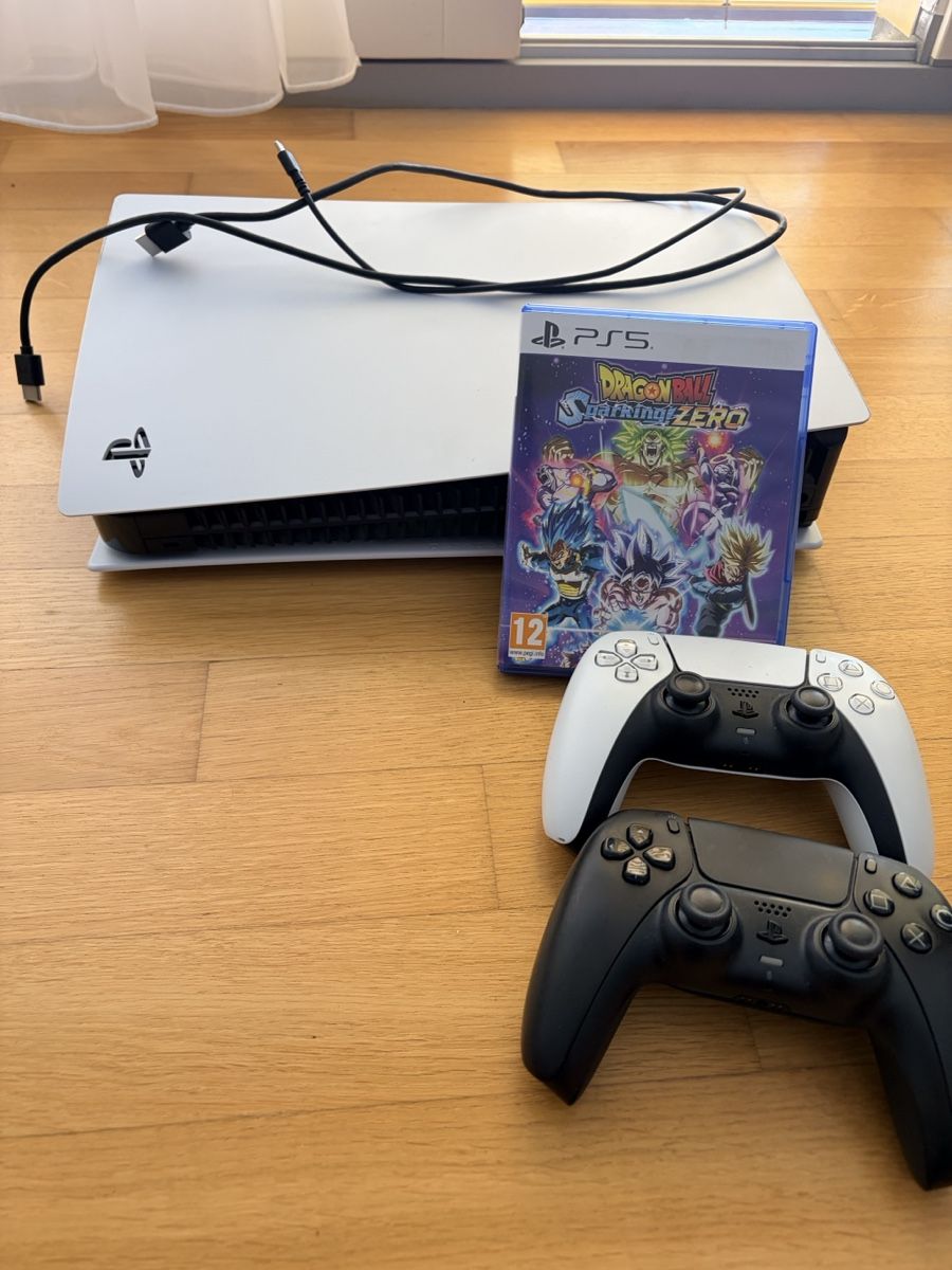 Sony Console: PS5 Standard 512GB w/ Disc Drive + 2 Controllers + Game – Nuovo (secondo la descrizione) da Luzern venduto da ant_nf7d