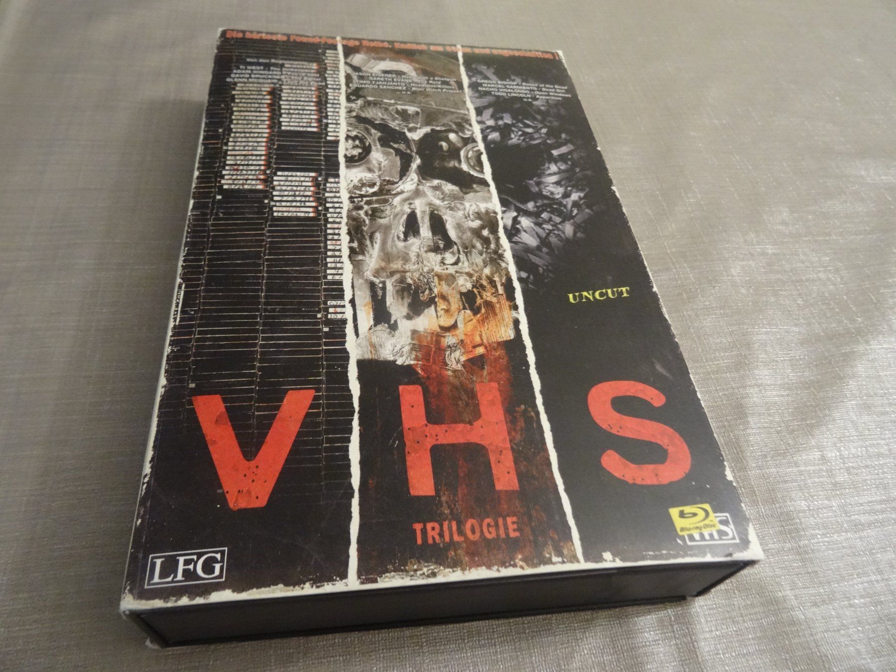 Tutti i DVDs: VHS Trilogie - 3-Disc VHS Retro Edition BLU-RAY TRILOGIE – Usato da Olten venduto da Disc-Verkauf