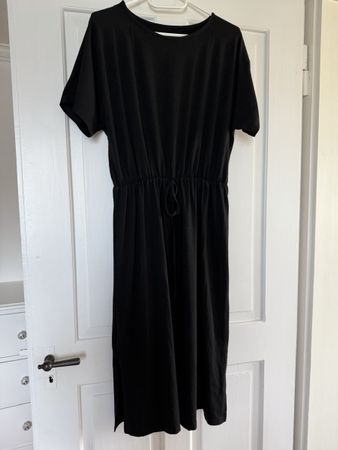 Schwarzes Sommerkleid, Grösse L, neuwertig mit Schlitz!