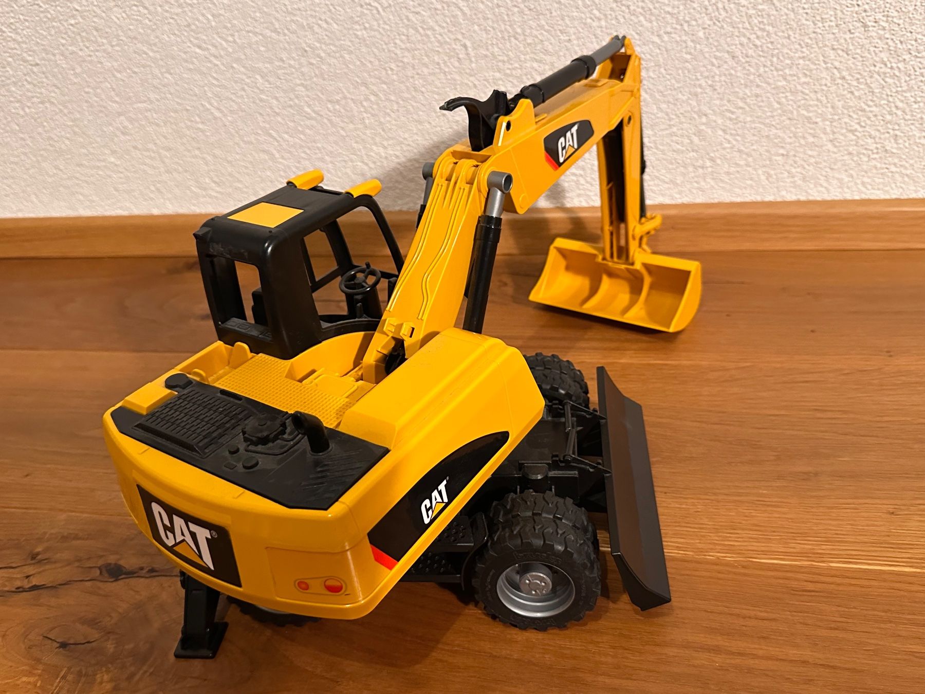 Caterpillar Bagger: CAT Bagger / Pneu-Bagger, gelb – Gebraucht aus Löhningen von martinmayer_123 1