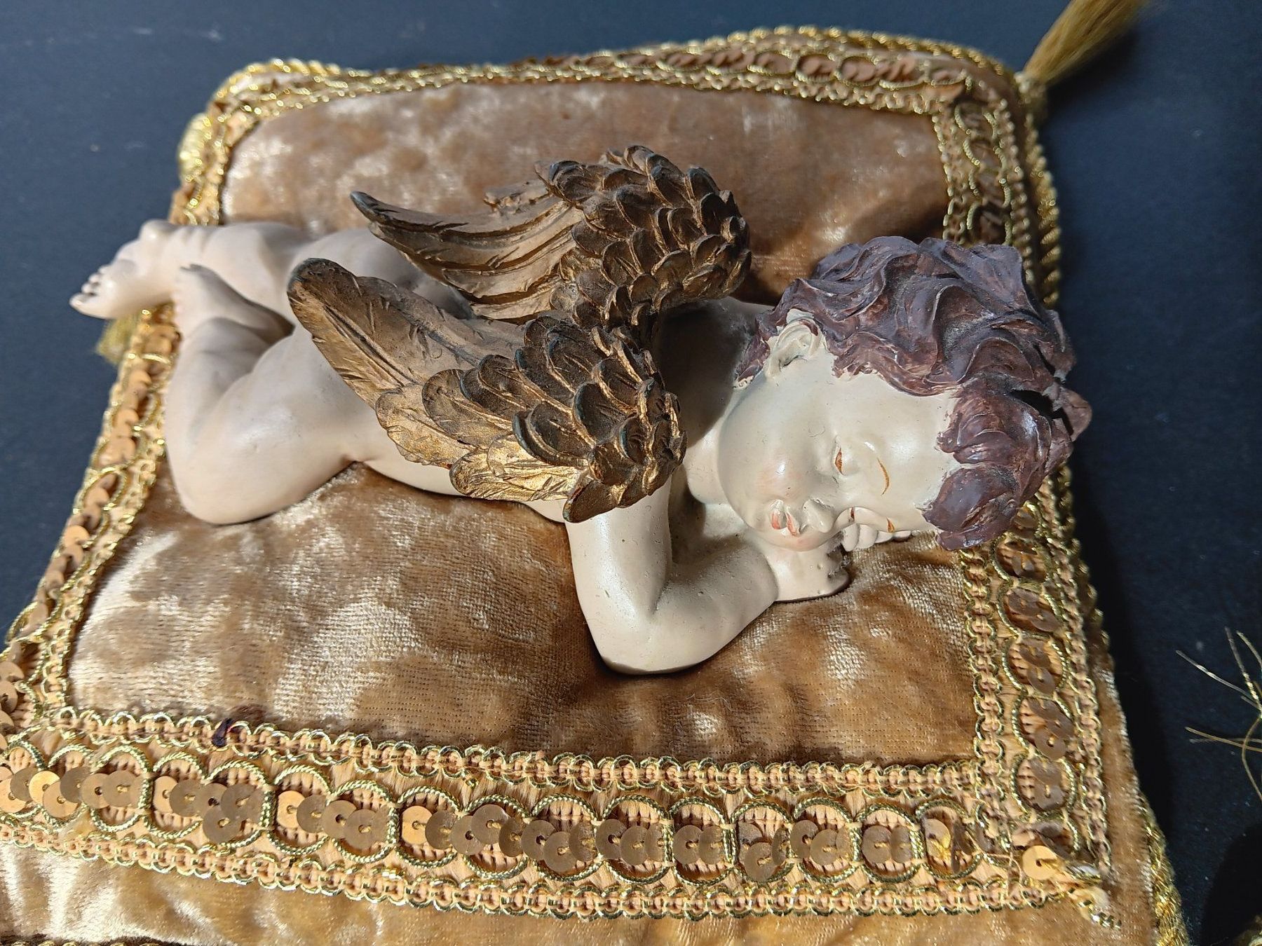 Tutte le decorazioni: Ange dormant décoratif sur coussin doré – Usato da pully venduto da gringoloko 1