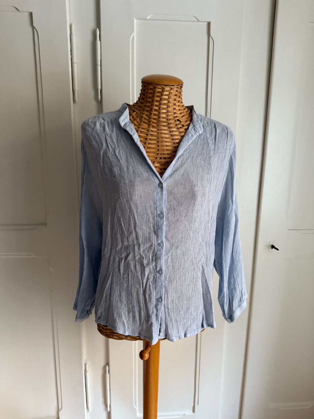 H&M Chemisiers: Bluse hellblau plissiert 34 – D'occasion à Zürich par Diazaio