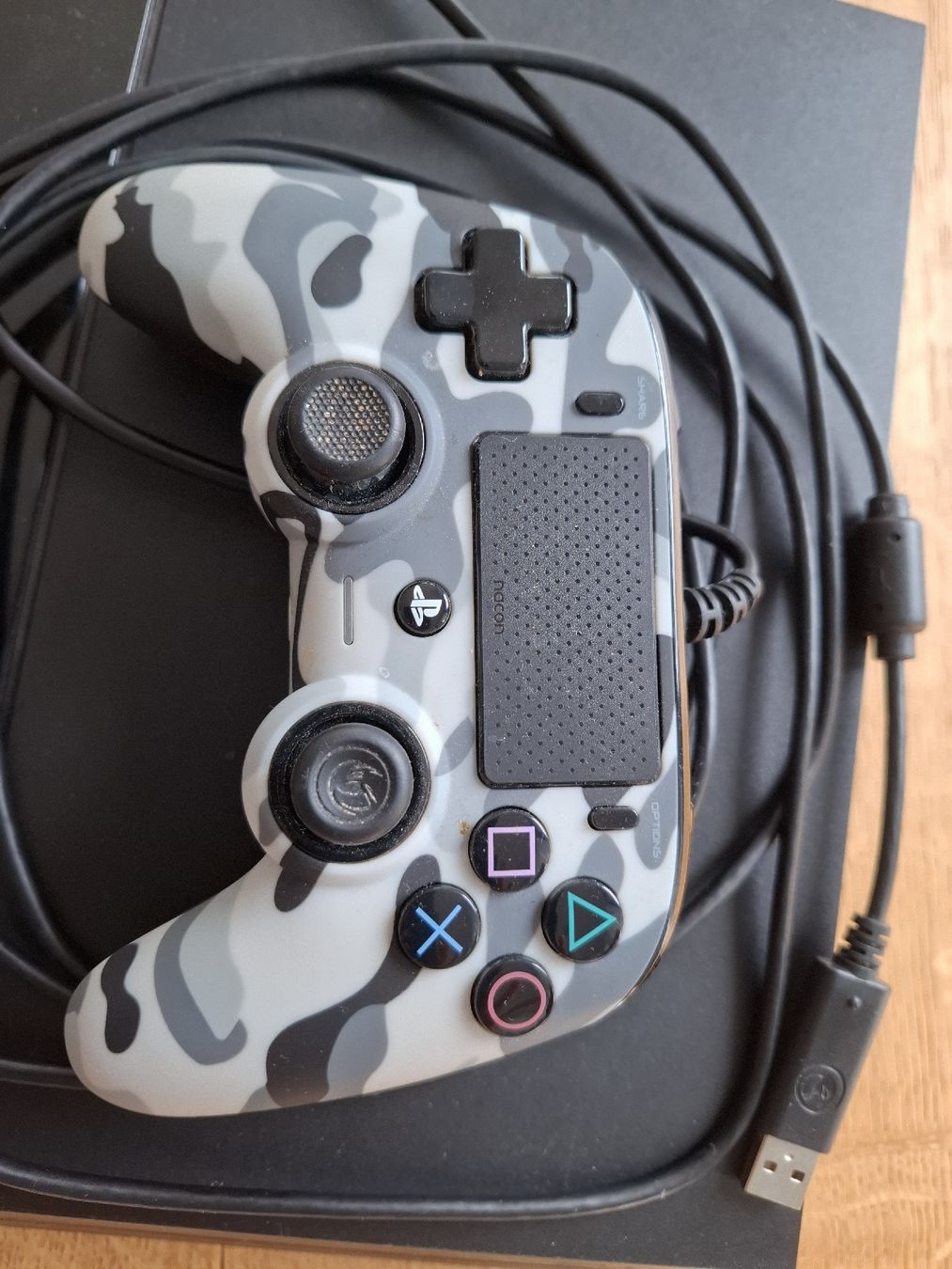 Sony Consoles: Playstation 4 Konsole mit Controller und Kabel – D'occasion à Dübendorf par MO_c6hy 2