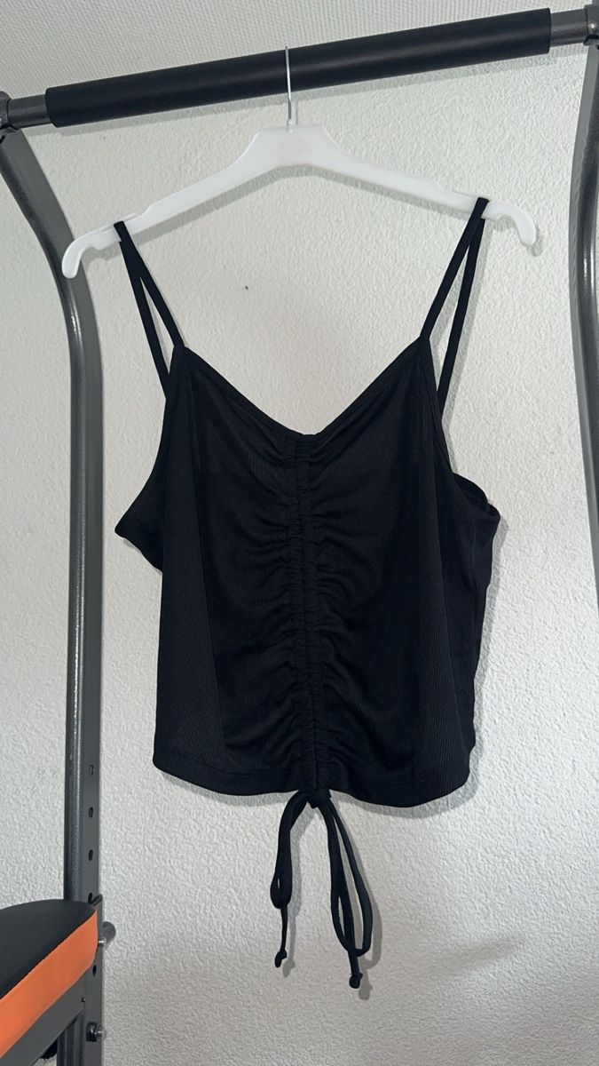 Top: crop top schwarz – Nuovo (secondo la descrizione) da Oftringen venduto da tola19