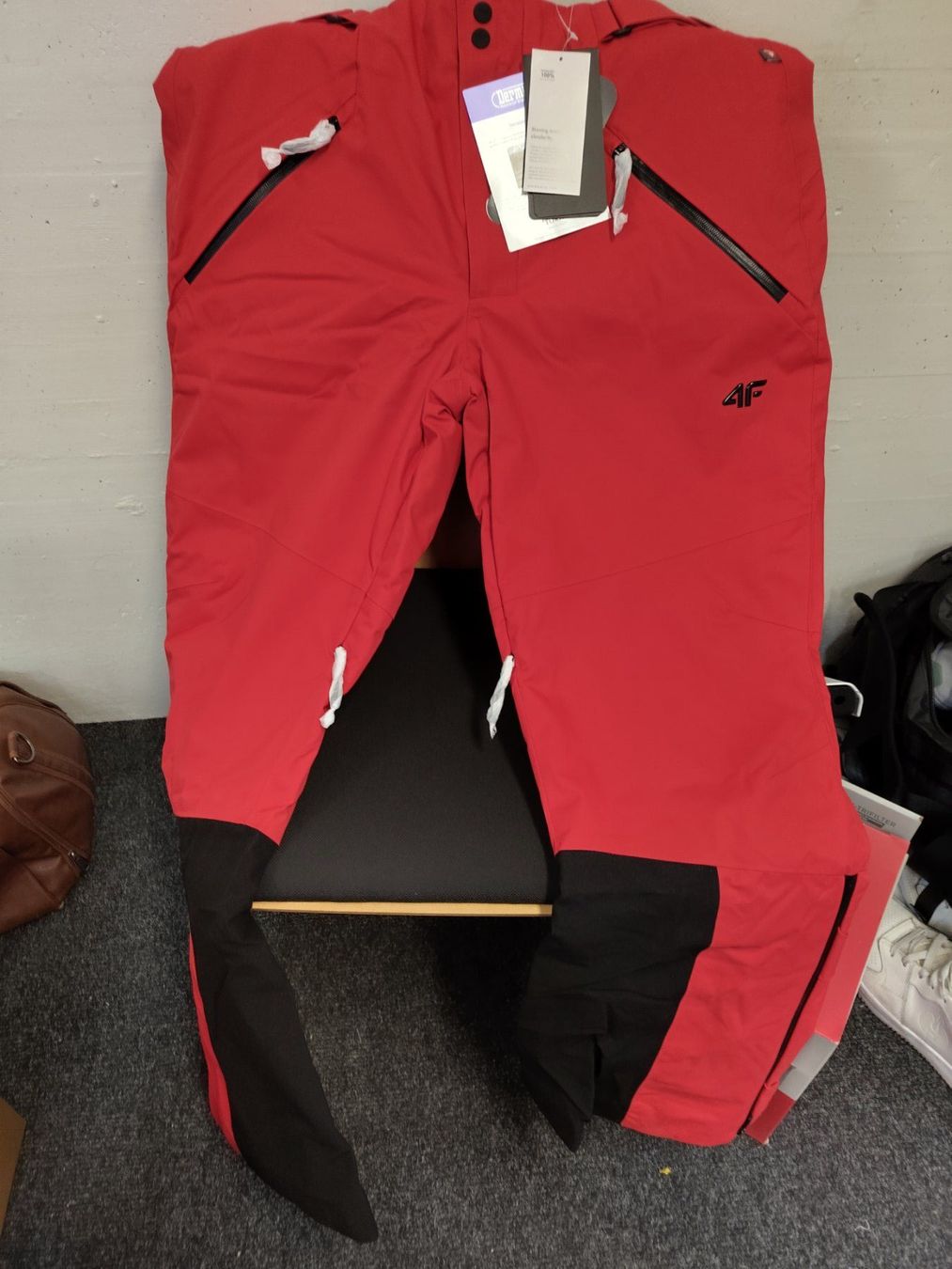 4F Pantaloni: 4 F - Dermizax Gr. M – Nuovo e nell'imballaggio originale da Dällikon venduto da Retouren_Resale