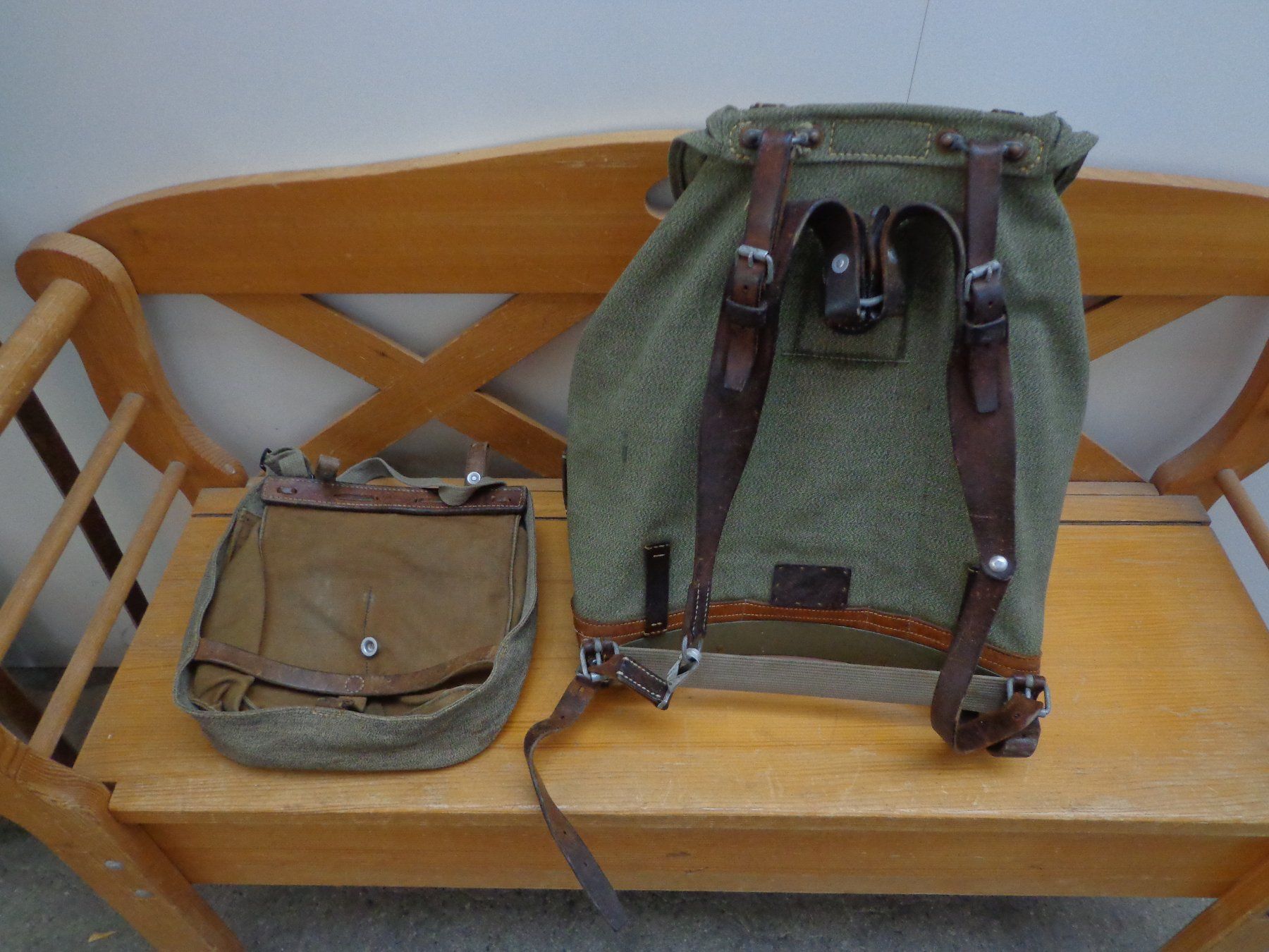 Schweizer Armee Rucksäcke: Alter Militärrucksack mit Brotsack – Gebraucht aus Zofingen von schmidi67 2