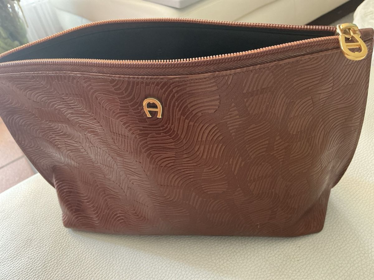 Aigner Custodie per cosmetici: Aigner clutch oder Necessaire  Monogramm – Usato da Wettingen venduto da Andres54