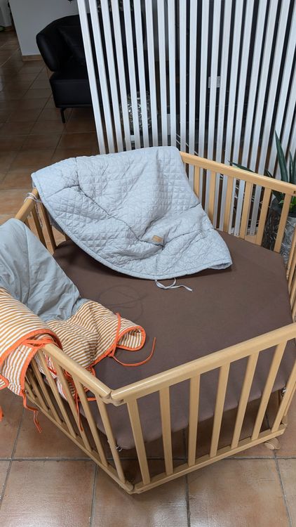Parcs & barrières de sécurité: Holz Laufgitter 6-Eckig mit gepolsterten Stoff-Einlagen – D'occasion à Würenlos par Wentta