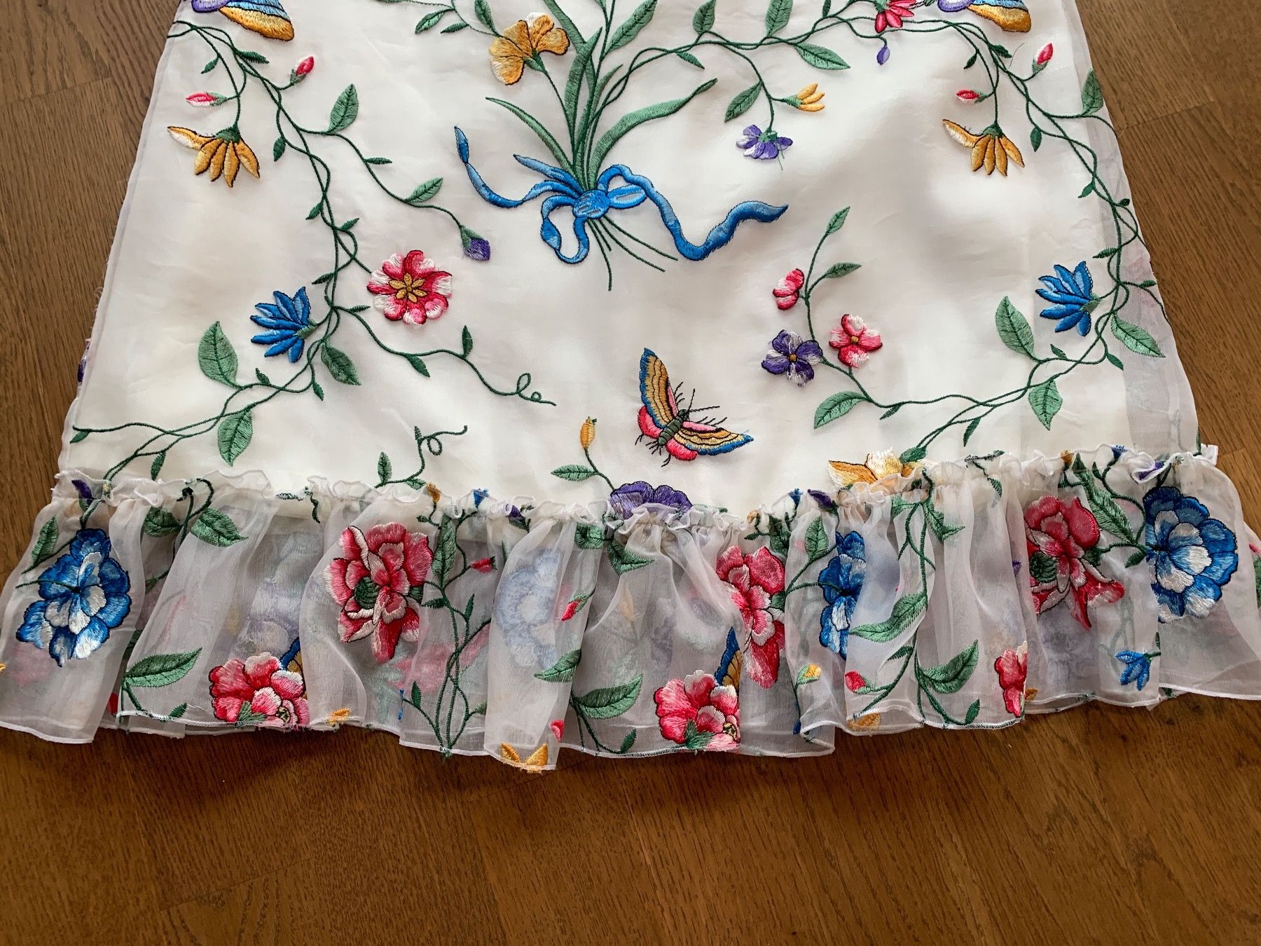 Vestiti: Kleid aus Seide – Nuovo (secondo la descrizione) da Muttenz venduto da sim_k77n 1
