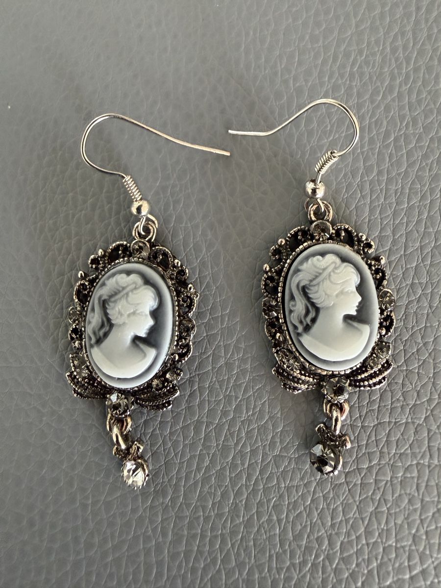 Orecchini pendenti & Orecchini a lobo: Vintage Ohrhänger Cameo oval silberfarben – Nuovo e nell'imballaggio originale da Münsingen venduto da Krone75