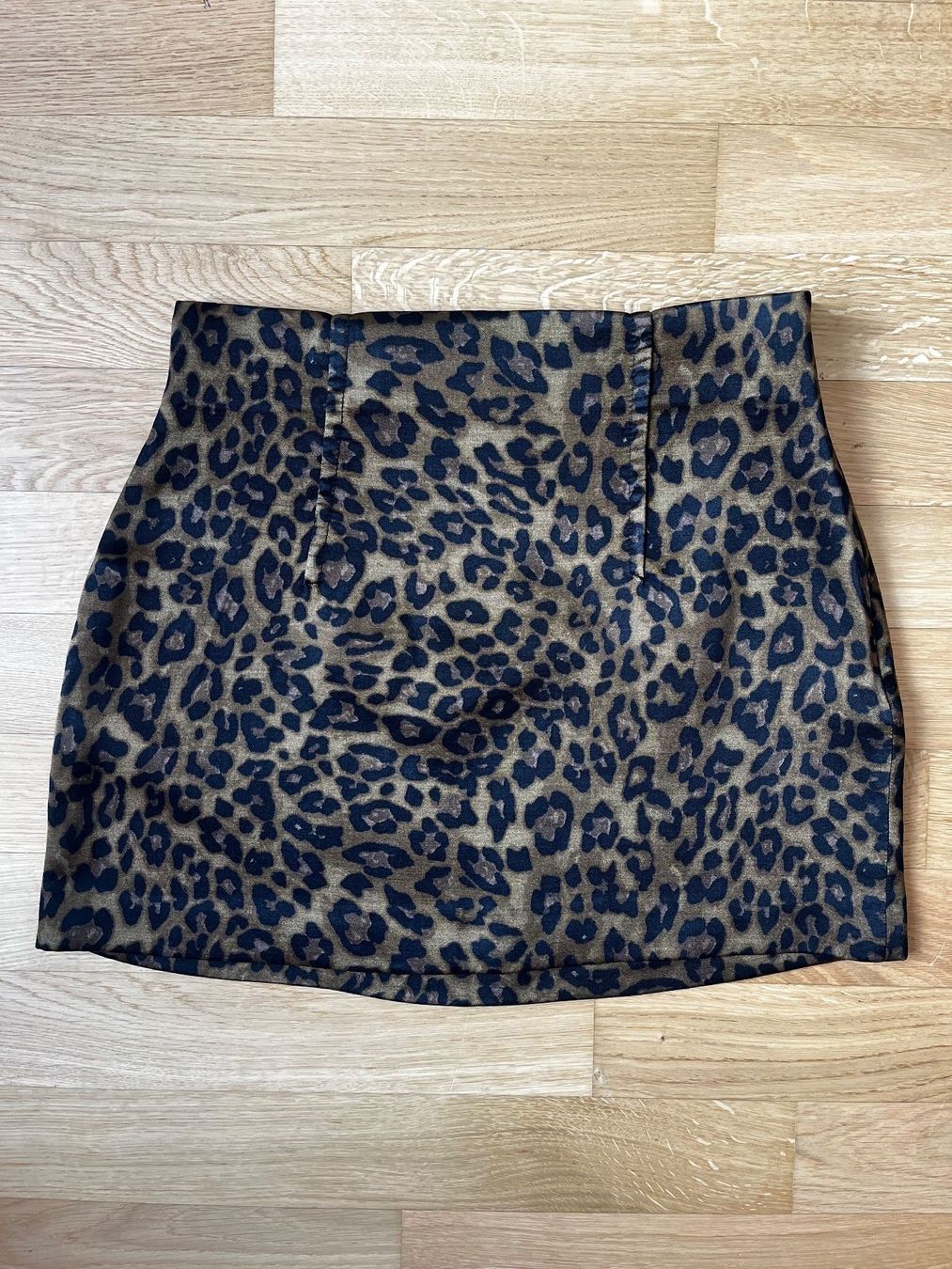 Zara Gonne: mini jupe taille haute à motifs léopard – Nuovo (secondo la descrizione) da La Tour-de-Trême venduto da lol_85kj