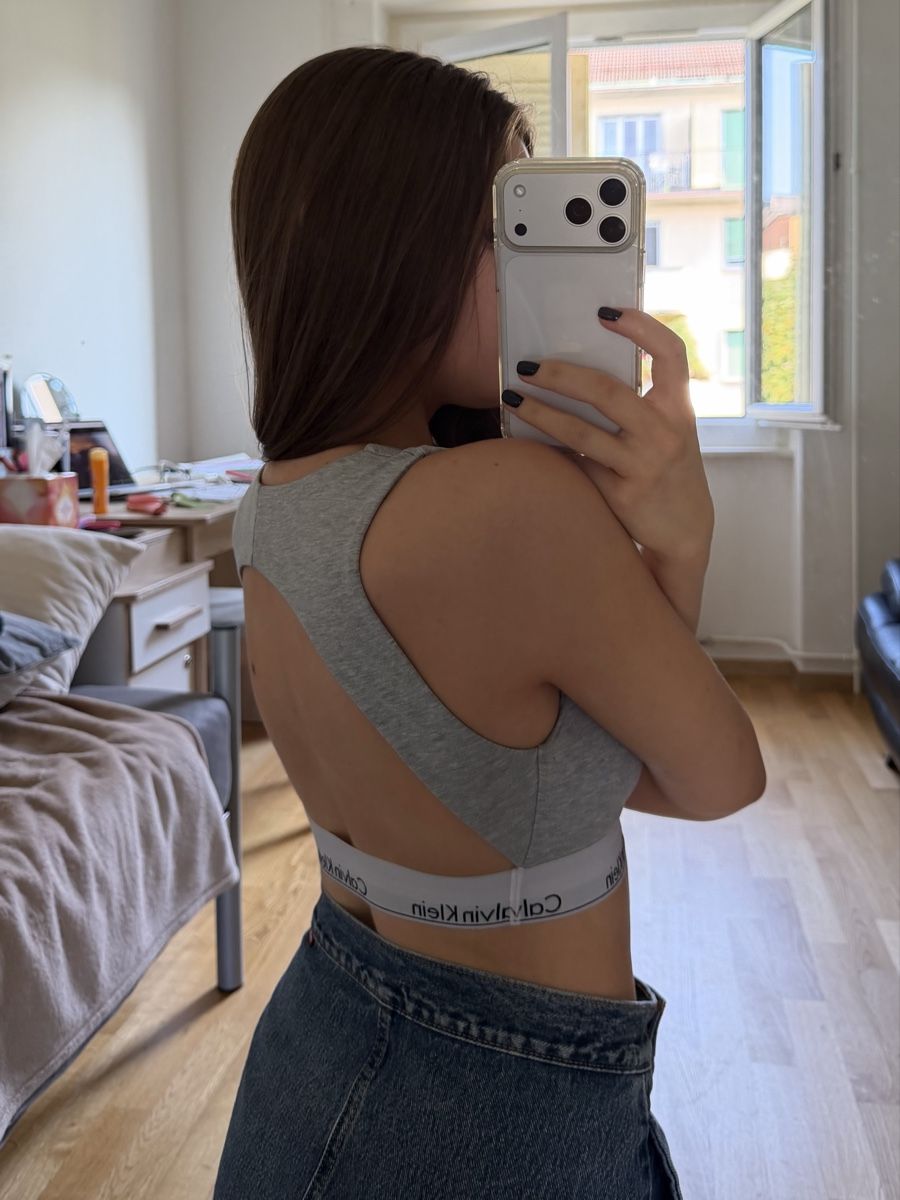 Calvin Klein Top: CALVIN KLEIN GREY CROP TOP – Nuovo (secondo la descrizione) da Genève venduto da yav_9r9f