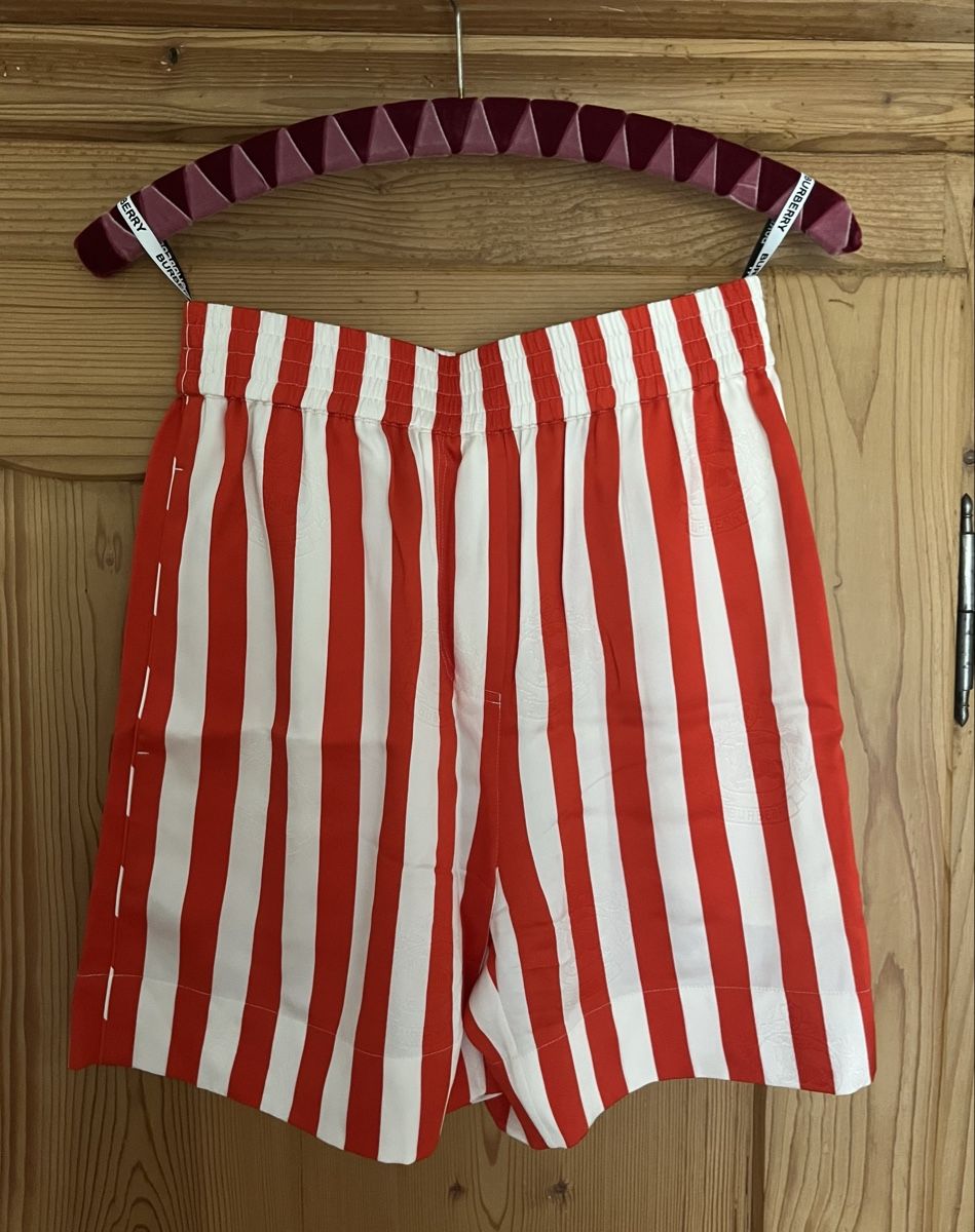 Burberry Pantalons: Burberry Seidenshorts – Neuf (Voir description) à Zürich par ra.le